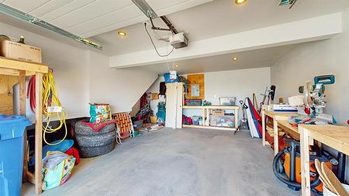 1-323 Banks Street, Kimberley, BC - Indoor Photo Showing Garage