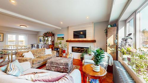 1-323 Banks Street, Kimberley, BC - Indoor Photo Showing Living Room With Fireplace