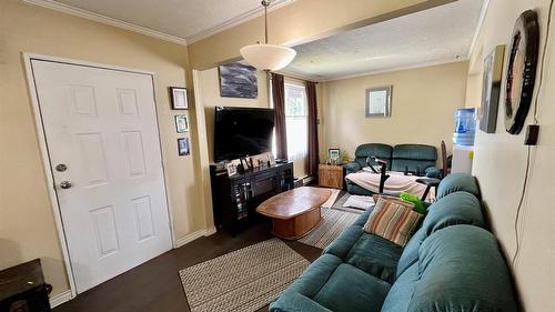 302 6Th Avenue, Nakusp, BC - Indoor Photo Showing Living Room