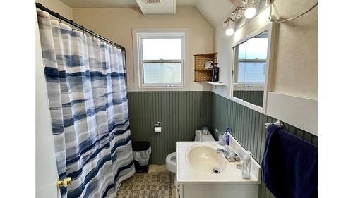 302 6Th Avenue, Nakusp, BC - Indoor Photo Showing Bathroom