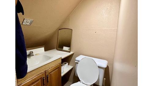 302 6Th Avenue, Nakusp, BC - Indoor Photo Showing Bathroom