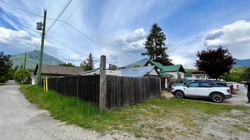 302 6Th Avenue, Nakusp, BC - Outdoor