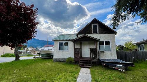 302 6Th Avenue, Nakusp, BC - Outdoor