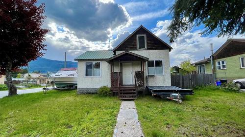 302 6Th Avenue, Nakusp, BC - Outdoor
