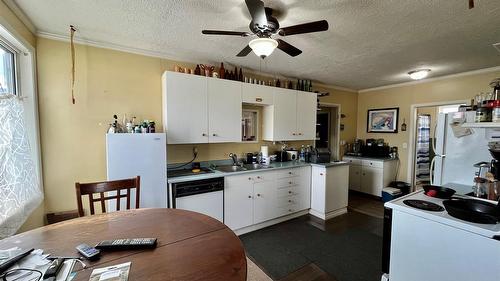 302 6Th Avenue, Nakusp, BC - Indoor Photo Showing Kitchen With Double Sink