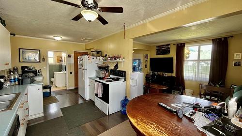 302 6Th Avenue, Nakusp, BC - Indoor Photo Showing Kitchen With Double Sink