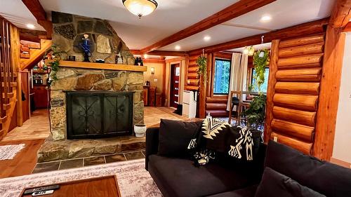 785 Beech Road, Nakusp, BC - Indoor With Fireplace