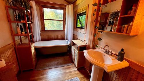 785 Beech Road, Nakusp, BC - Indoor Photo Showing Bathroom