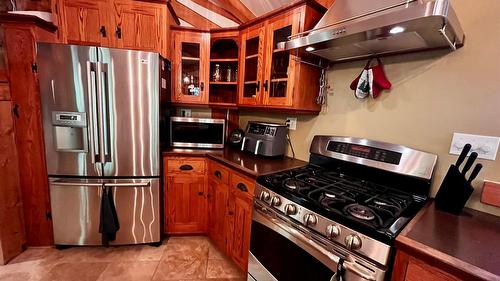 785 Beech Road, Nakusp, BC - Indoor Photo Showing Kitchen