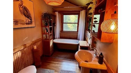 785 Beech Road, Nakusp, BC - Indoor