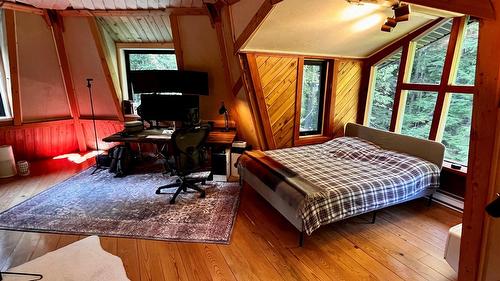 785 Beech Road, Nakusp, BC - Indoor Photo Showing Bedroom