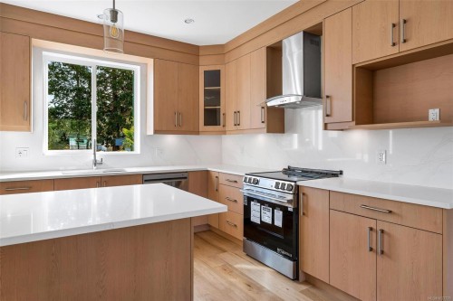 1-1559 Ash Rd, Saanich, BC 