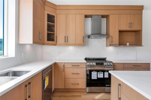 1-1559 Ash Rd, Saanich, BC 