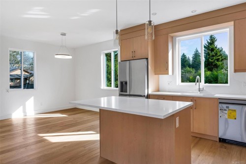 1-1559 Ash Rd, Saanich, BC 