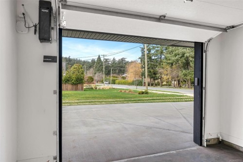 1-1559 Ash Rd, Saanich, BC 