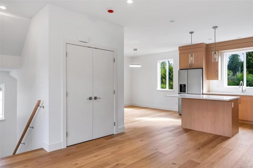 1-1559 Ash Rd, Saanich, BC 