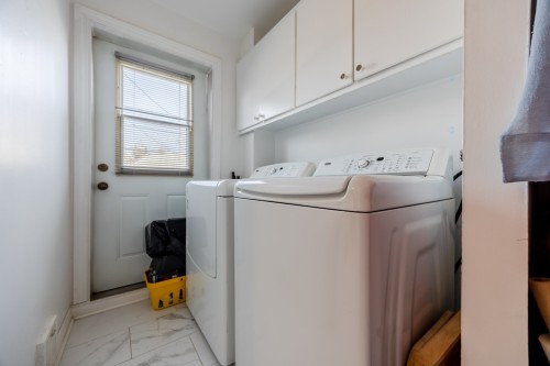 Salle de lavage - 22 Rue Sunnydale, Dollard-Des-Ormeaux, QC - Indoor Photo Showing Laundry Room