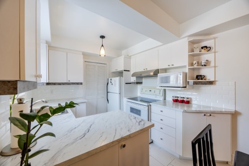 Cuisine - 22 Rue Sunnydale, Dollard-Des-Ormeaux, QC - Indoor Photo Showing Kitchen