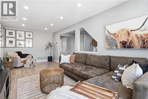 5123 Dryden Avenue, Burlington, ON - Indoor Photo Showing Living Room