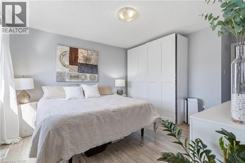 5123 Dryden Avenue, Burlington, ON - Indoor Photo Showing Bedroom