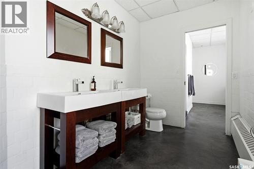 400 2020 11Th Avenue, Regina, SK - Indoor Photo Showing Bathroom