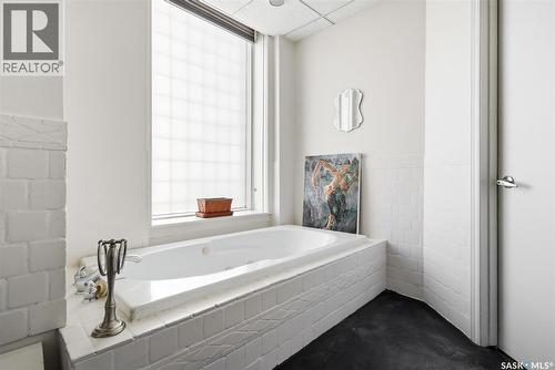 400 2020 11Th Avenue, Regina, SK - Indoor Photo Showing Bathroom