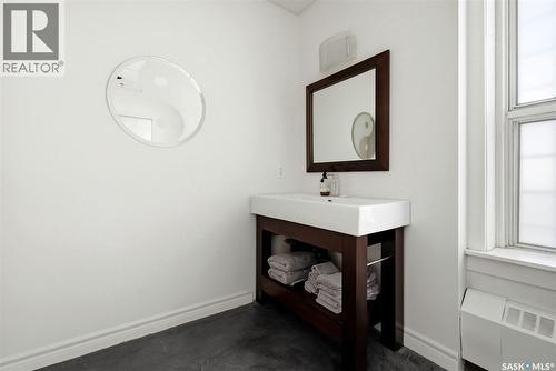 400 2020 11Th Avenue, Regina, SK - Indoor Photo Showing Bathroom