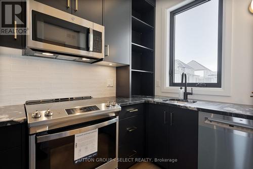 588 Creekview Chase, London North (North R), ON - Indoor Photo Showing Kitchen With Stainless Steel Kitchen With Upgraded Kitchen