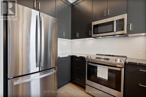 588 Creekview Chase, London North (North R), ON - Indoor Photo Showing Kitchen With Stainless Steel Kitchen With Upgraded Kitchen