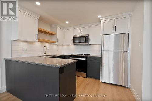 588 Creekview Chase, London North (North R), ON - Indoor Photo Showing Kitchen With Stainless Steel Kitchen With Upgraded Kitchen