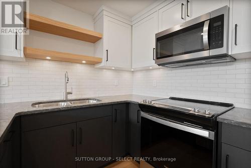 588 Creekview Chase, London North (North R), ON - Indoor Photo Showing Kitchen With Double Sink With Upgraded Kitchen
