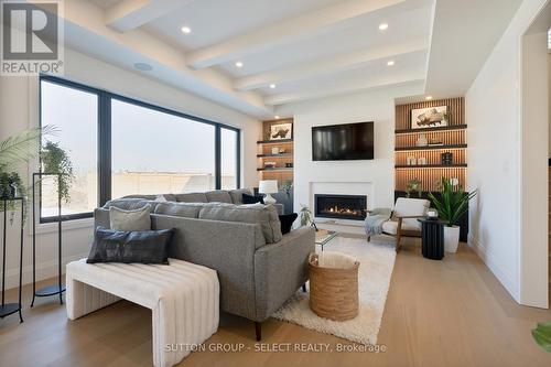 588 Creekview Chase, London North (North R), ON - Indoor Photo Showing Living Room With Fireplace