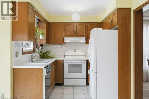 639 Rexford Drive, Hamilton, ON - Indoor Photo Showing Kitchen With Double Sink