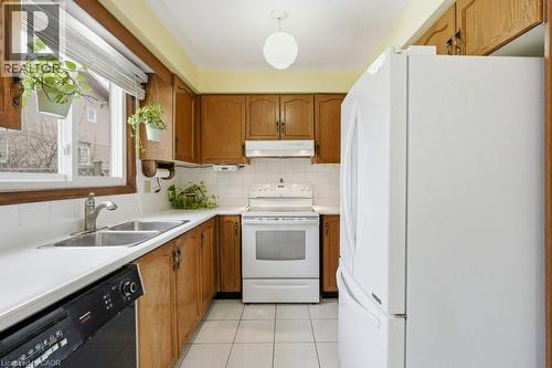 639 Rexford Drive, Hamilton, ON - Indoor Photo Showing Kitchen With Double Sink