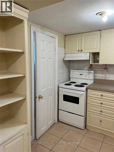 B - 1745 Bathurst Street, Toronto, ON - Indoor Photo Showing Kitchen