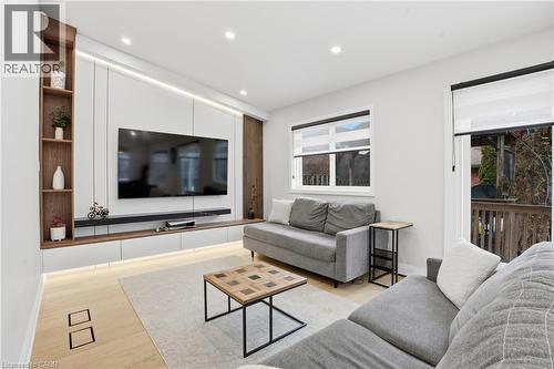 108 Greenshire Drive, Hamilton, ON - Indoor Photo Showing Living Room