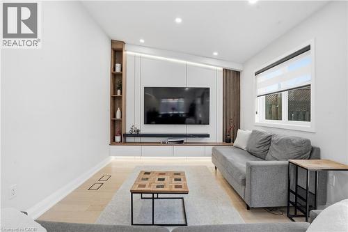 108 Greenshire Drive, Hamilton, ON - Indoor Photo Showing Living Room