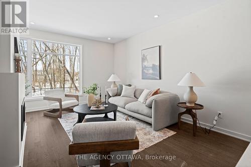 1003 Kitigan Grove, Ottawa, ON - Indoor Photo Showing Living Room