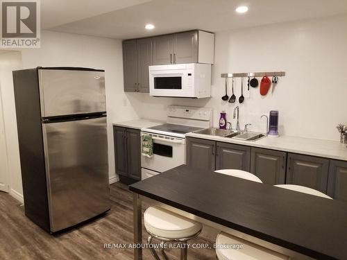 1601 Sandgate Crescent, Mississauga, ON - Indoor Photo Showing Kitchen With Double Sink