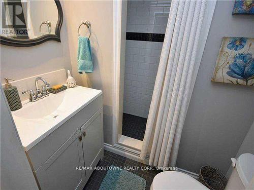 1601 Sandgate Crescent, Mississauga, ON - Indoor Photo Showing Bathroom
