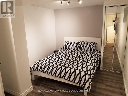 1601 Sandgate Crescent, Mississauga, ON - Indoor Photo Showing Bedroom