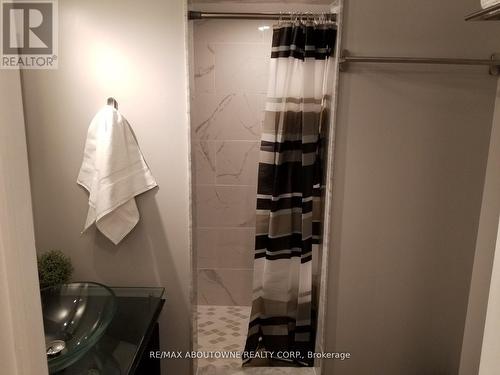 1601 Sandgate Crescent, Mississauga, ON - Indoor Photo Showing Bathroom