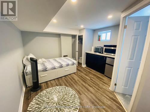 1601 Sandgate Crescent, Mississauga, ON - Indoor Photo Showing Bedroom