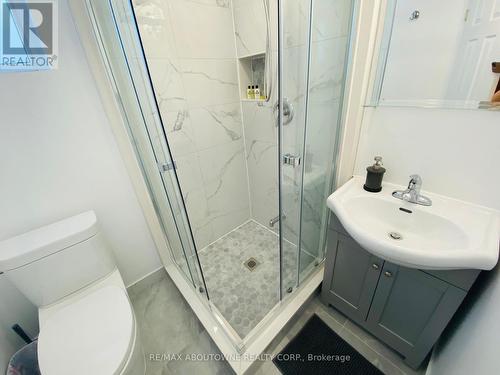 1601 Sandgate Crescent, Mississauga, ON - Indoor Photo Showing Bathroom