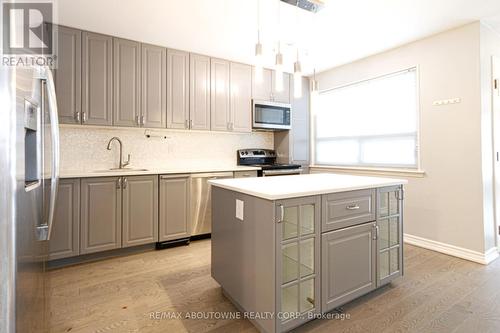 1601 Sandgate Crescent, Mississauga, ON - Indoor Photo Showing Kitchen With Upgraded Kitchen
