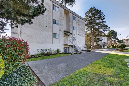 323-3225 Eldon Pl, Saanich, BC - Outdoor