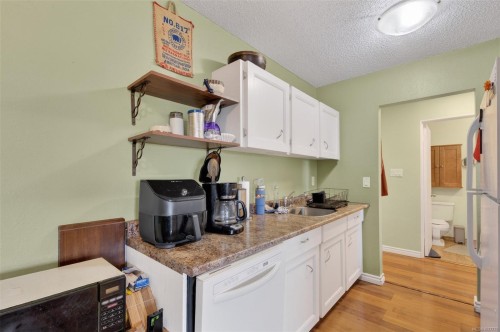 323-3225 Eldon Pl, Saanich, BC - Indoor Photo Showing Kitchen