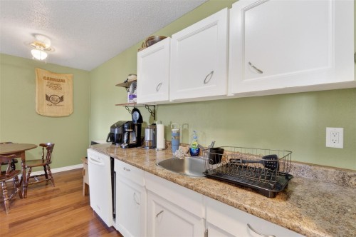 323-3225 Eldon Pl, Saanich, BC - Indoor Photo Showing Kitchen