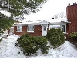 2302 LAWN AVENUE  Ottawa, ON K2B 7B4