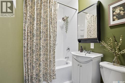806 7Th Street E, Saskatoon, SK - Indoor Photo Showing Bathroom